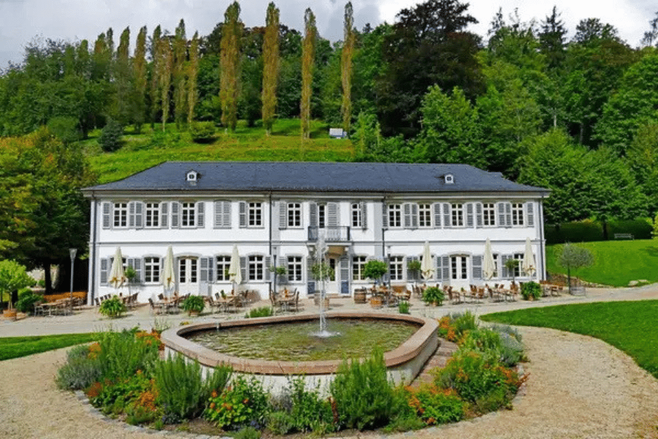 Zwei Monteure von Garagentore Weber montieren einen Metallrahmen an der Decke für das neue Garagentore in Lüstadt.