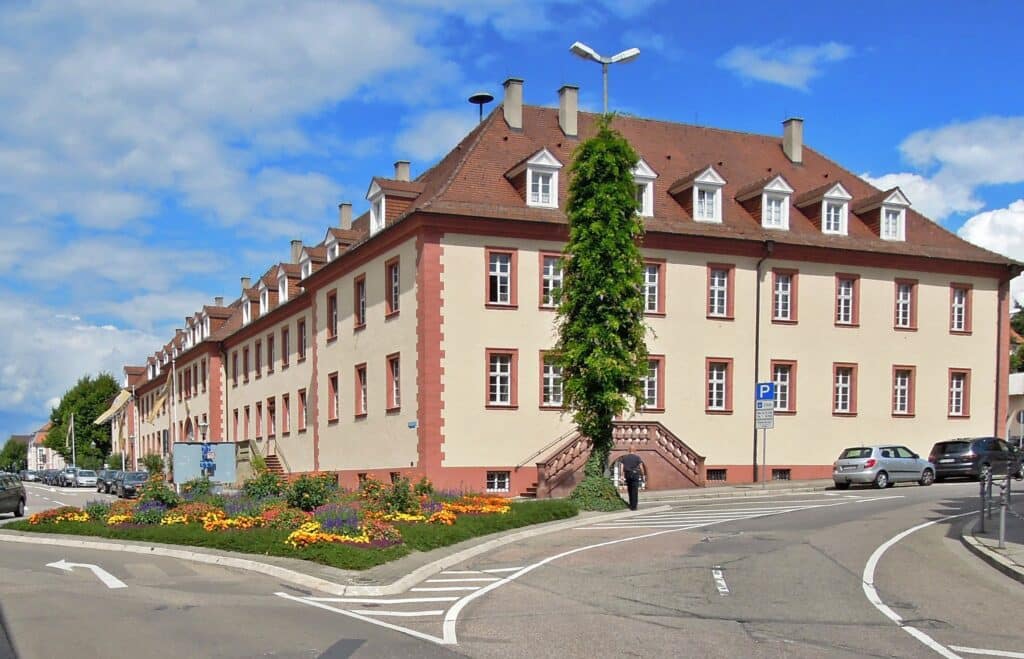 Zwei Monteure von Garagentore Weber montieren einen Metallrahmen an der Decke für das neue Garagentore in Bad Schönborn.