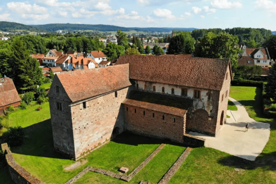 Zwei Monteure von Garagentore Weber montieren einen Metallrahmen an der Decke für das neue Garagentore in Dudenhofen.
