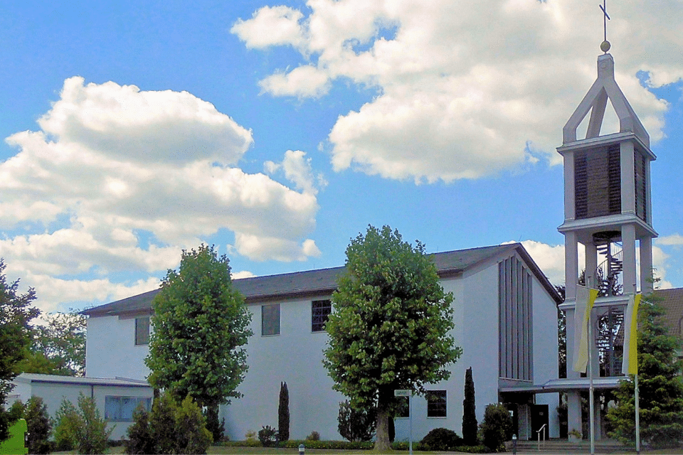 Zwei Monteure von Garagentore Weber montieren einen Metallrahmen an der Decke für das neue Garagentore in Linkenheim-Hochstetten.