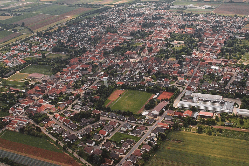Zwei Monteure von Garagentore Weber montieren einen Metallrahmen an der Decke für das neue Garagentore in Böhl-Iggelheim.