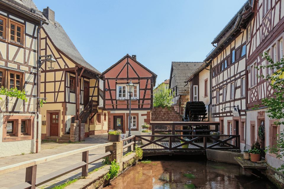 Zwei Monteure von Garagentore Weber montieren einen Metallrahmen an der Decke für das neue Garagentore in Annweiler am Trifels.